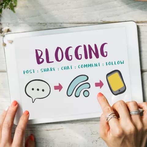 Une personne tient une tablette sur laquelle est écrit le mot « Blogging » en caractères gras. En dessous, des icônes telles qu'une bulle de discussion, un symbole Wi-Fi et un smartphone sont reliées par des flèches. Des mots tels que « Publier », « Partager », « Discuter », « Commenter » et « Suivre » apparaissent en dessous, ce qui est parfait pour les blogs et les articles sur des sujets tels que la dyslexie ou l'apprentissage de l'anglais. Blog pour apprendre l'anglais avec la dyslexie. Une personne tient une tablette sur laquelle est écrit le mot « Blogging » en caractères gras. En dessous, des icônes telles qu'une bulle de discussion, un symbole Wi-Fi et un smartphone sont reliées par des flèches. Des mots tels que « Publier », « Partager », « Discuter », « Commenter » et « Suivre » apparaissent en dessous, ce qui est parfait pour les blogs et les articles sur des sujets tels que la dyslexie ou l'apprentissage de l'anglais.
