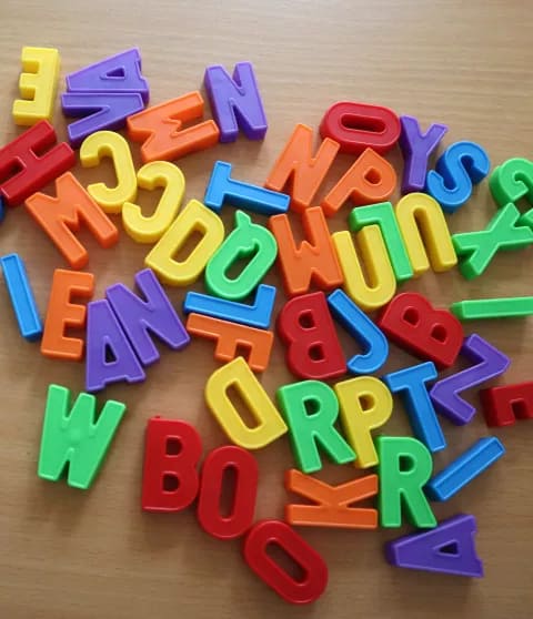 Que signifie trouble dys : utiliser comme outil des lettres magnétiques pour apprendre autrement avec la dyslexie.